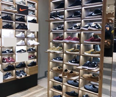 Espositore per scarpe in legno e metallo con luci led